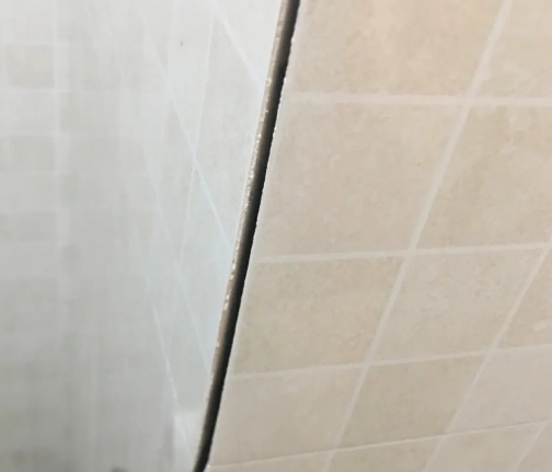 松江瓷砖空鼓维修公司分享阳台瓷砖脱落的修复过程可以分为以下几个步骤