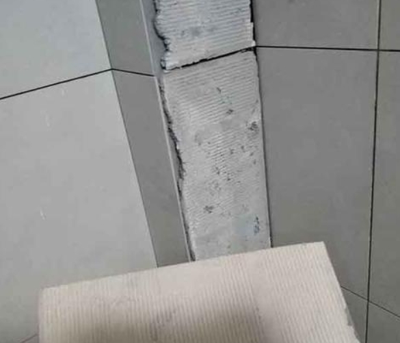 松江瓷砖空鼓维修公司分享下厨房瓷砖脱落的补救措施。